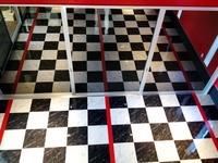 床がチェス盤みたいです｡